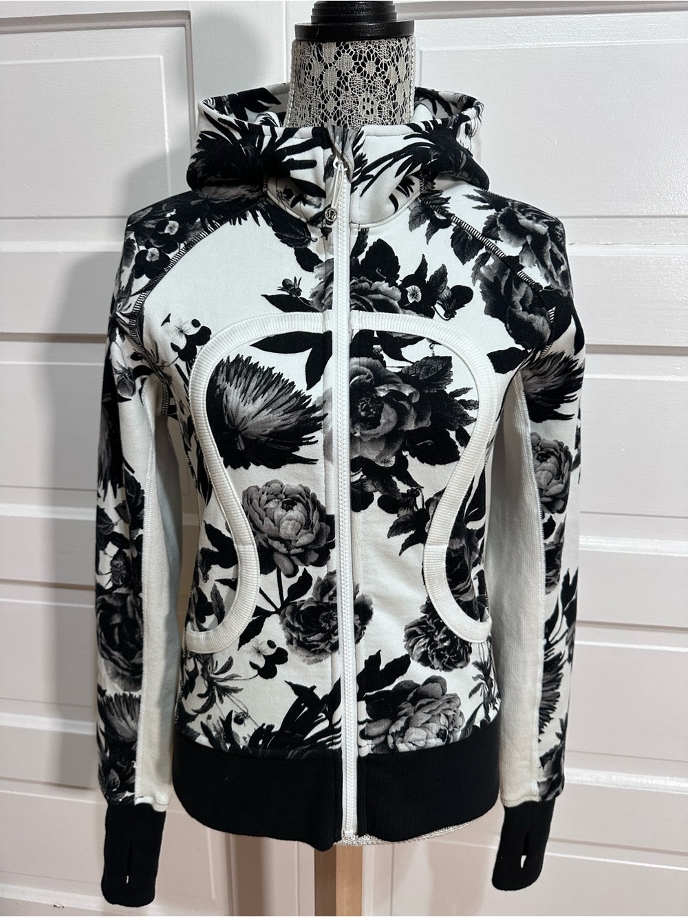 Rare Lululemon Scuba Hoodie Size 6 Brisk Bloom Black White Flattering Fit